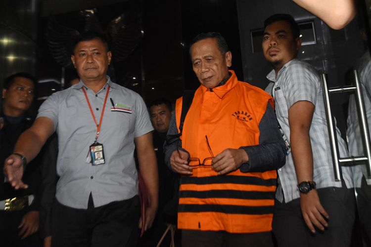Anggota Komisi IX DPR Fraksi Partai Demokrat, Amin Santono, mengenakan rompi tahanan KPK usai menjalani pemeriksaan pasca-operasi tangkap tangan di Gedung KPK, Jakarta, Minggu (6/5/2018) dini hari. KPK menetapkan Amin Santono bersama tiga orang lainnya sebagai tersangka kasus dugaan korupsi berupa penerimaan hadiah atau janji mengenai usulan dana perimbangan keuangan daerah pada RAPBN Perubahan 2018.