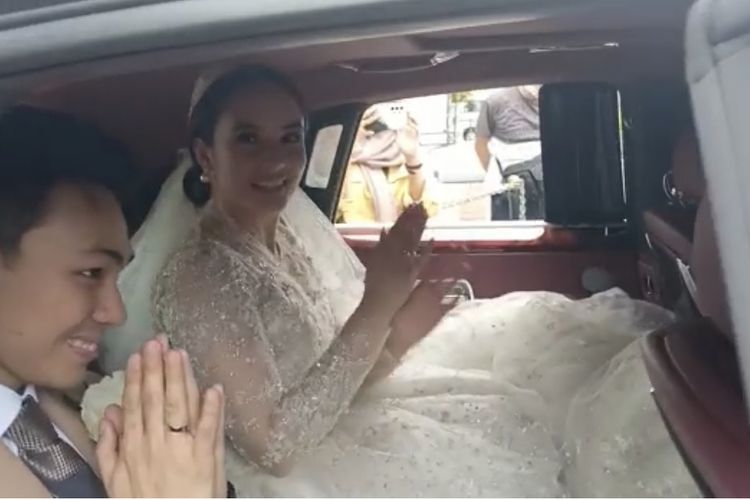 Chelsea Islan dan Ron Clinton Kardinal di dalam mobil Rolls Royce di Gereja Katedral kawasan Jakarta Pusat, Kamis (8/12/2022). 