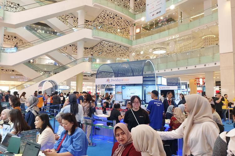 Potret suasana BCA Singapore Airlines Travel Fair 2026 hari pertama di Gandaria City, Jakarta Selatan, Jumat (30/1/2026). 