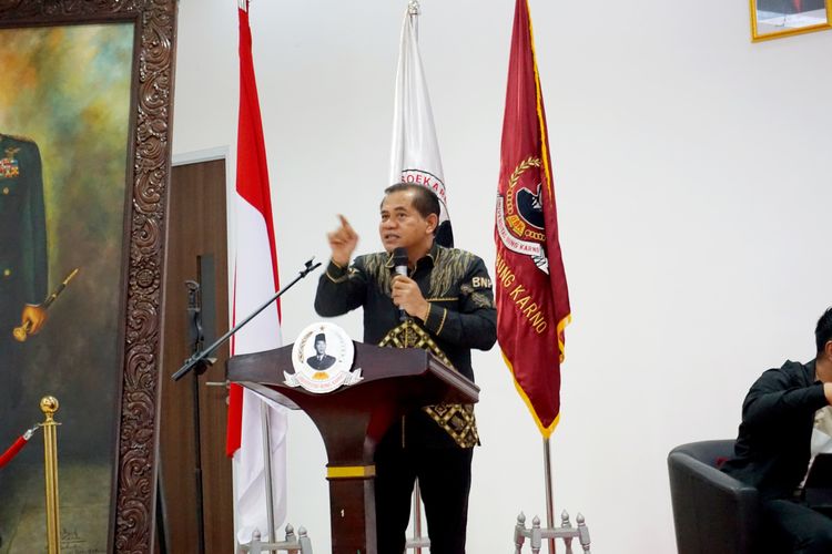 Direktur Deradikalisasi BNPT Brigjen Pol. Ahmad Nurwakhid terlihat memberikan materi mengenai implementasi nilai Pancasila dalam karakter generasi Z lewat seminar di Universitas Bung Karno, Jakarta, Selasa (24/9/2024).