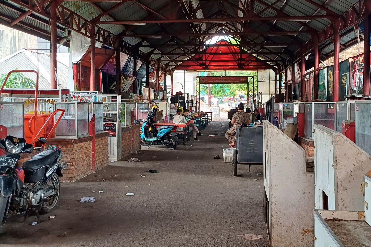 Penampakan lokasi binaan (lokbin) Pasar Minggu, Jakarta Selatan, yang sepi pembeli, Kamis (2/5/2024).