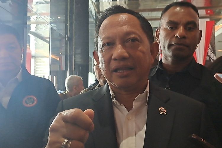 Plt Menteri Koordinator Bidang Politik, Hukum, dan Keamanan (Menko Polhukam) Tito Karnavian memberikan keterangan pers seusai acara Rakernas BNPT di Gedung Bidakara, Jakarta, Selasa (20/2/2024). 