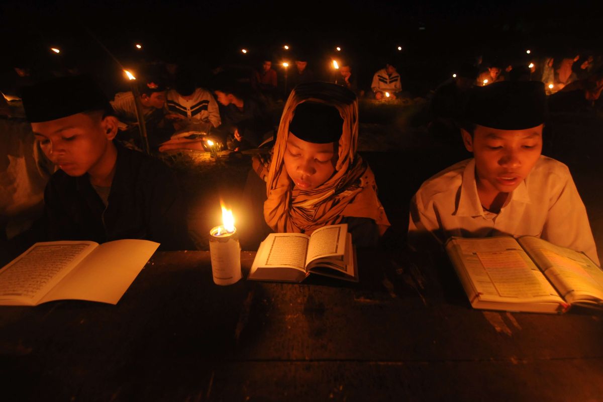 Tradisi 'selikuran' di Pondok Pesantren Nurul Hidayah Al Mubarokah, Andong, Boyolali, Jawa Tengah, Jumat (22/4/2022), dalam rangka emperingati Nuzulul Quran sekaligus menyambut Lailatul Qadar pada malam 'selikuran' atau malam ke-21 Ramadhan.