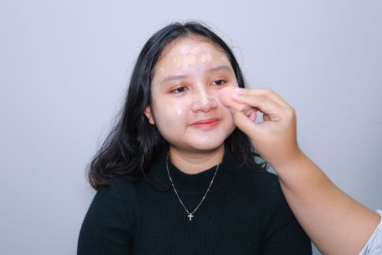 Makeup untuk kulit berminyak membutuhkan foundation dengan hasil akhir matte dan mampu menahan minyak.