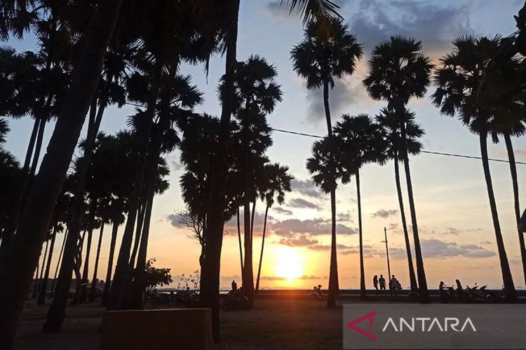 Senja di Pantai Lasiana Kupang, NTT