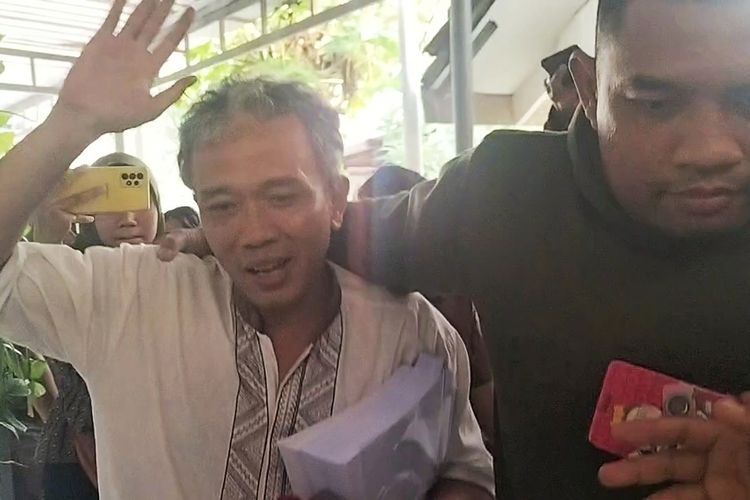 Potret Bambang Tri setelah persidangan kasus ujaran kebencian dan penistaan agama, dituntut dengan hukuman penjara 10 tahun, di PN Solo, pada Selasa (21/3/2023)