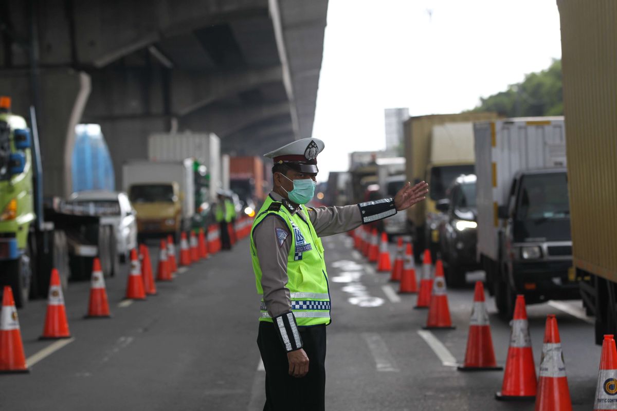 bPetugas melakukan pemeriksaan di check point penyekatan pertama di ruas tol Jakarta - Cikampek Km 31, Kabupaten Bekasi, Jawa Barat, Jumat (24/4/2020). Larangan mudik mulai diberlakukan pemerintah mulai 24 April 2020 pukul 00.00 WIB untuk mencegah penyebaran Covid-19 melalui Operasi Ketupat 2020. Kendaraan pribadi baik motor atau mobil dan kendaraan umum berpenumpang dilarang keluar dari wilayah Jabodetabek.