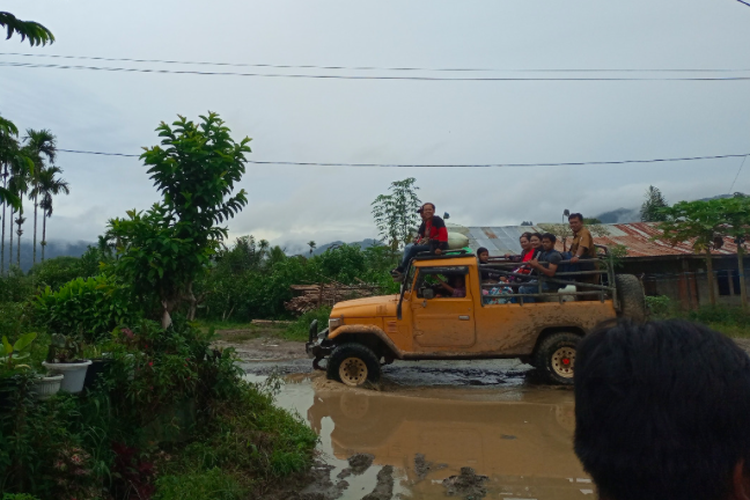 Hardtop menjadi alat transportasi di Liangmelasdatas, Kabupaten Karo, Sumatera Utara.