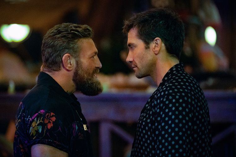 Petinju Conor McGregor (kiri) dan aktor Jake Gyllenhaal dalam film Road House karya sutradara Doug Liman.                            