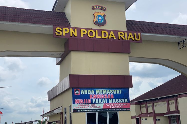 Gerbang masuk SPN Polda Riau di Kecamatan Tambang, Kabupaten Kampar, Riau, tempat terjadi kasus polisi tikam polisi, Selasa (20/12/2022).