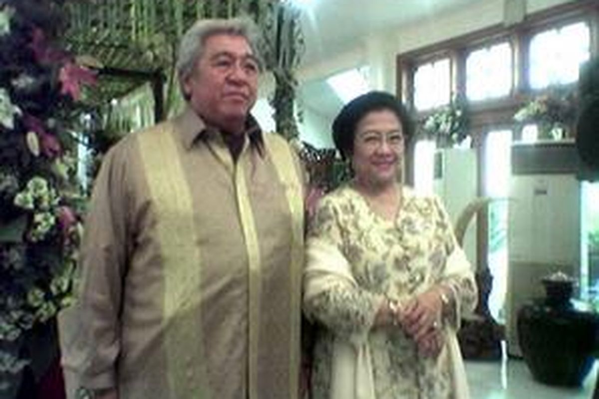 Ketua Umum PDIP Megawati Soekarnoputri dan suaminya Taufik Kiemas dalam open house Lebaran di kediamannya di kawasan Menteng, Rabu (1/10).