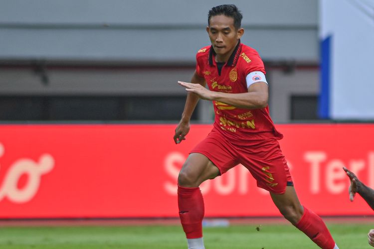 Bek sekaligus kapten Persija Jakarta Rizky Ridho hendak melakukan clearance pada laga melawan Persib Bandung yang berkesudahan 2-2 pada laga pekan ke-23 Liga 1 2024-2025, Minggu (16/2/2025) di Stadion Stadion Patriot Candrabhaga, Bekasi. 