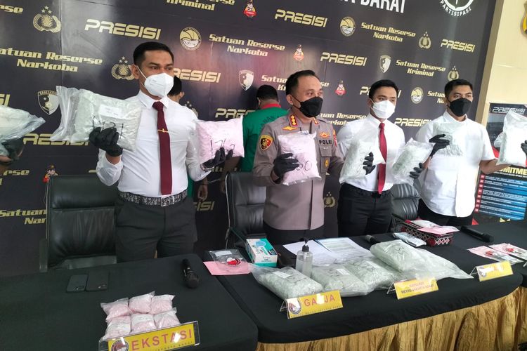 Satuan Reserse Narkoba Polres Metro Jakarta Barat mengagalkan penyelundupan lebih dari 100.135 butir pil ekstasi ke Jakarta dari Pekanbaru, Riau, Senin (15/8/2022). 