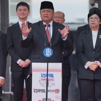 Gubernur Bank Indonesia Perry Warjiyo ketika memberikan penjelasan soal QRIS yang bisa digunakan untuk pembayaran di Jepang dan resmi diuji coba di China. Penjelasan itu disampaikan usai peringatan HUT ke-80 RI oleh Bank Indonesia di Jakarta, Minggu (17/8/2025). 