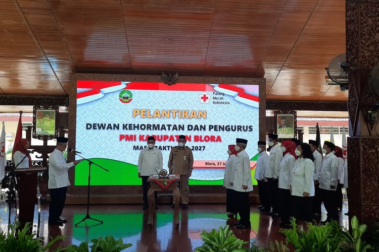 Wakil Gubernur Jawa Tengah, Taj Yasin Maimoen menyaksikan pelantikan PMI Kabupaten Blora periode 2022-2027 di Pendopo Rumah Dinas Bupati Blora, Senin (27/6/2022)