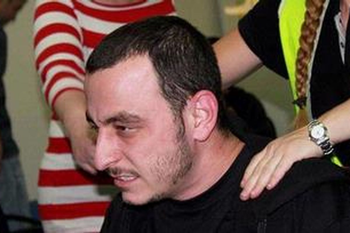 Okan Kaya (28)harus dipijat di akhir-akhir upaya pemecahan rekor main game komputer tanpa henti. Dia akhirnya memecahkan rekor dunia dengan main game non-stop 135 jam dan 70 jam alias lebih dari lima setengah hari. 