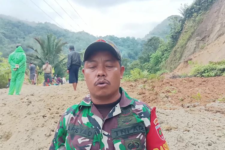 Seorang ibu hamil di Mamasa, Sulawesi Barat harus ditandu untuk melahirkan karena desanya terjebak longsor, Kamis (23/5/2024).