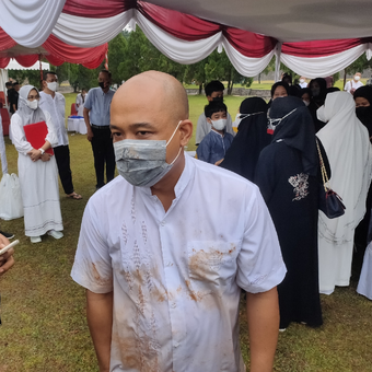 Anak ketiga Sudi Silalahi, Cahyo Pangaribowo Silalahi usai pemakaman di TMP Kalibata, Jakarta Selatan, Selasa (26/10/2021). 