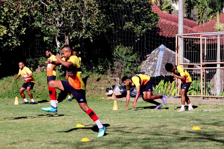 Persipura Jayapura latihan rutin untuk persiapan lanjutan Liga 1 2020 di lapangan abc senayan Agrokusuma Batu, Jawa Timur, Senin (24/08/2020) pagi. 