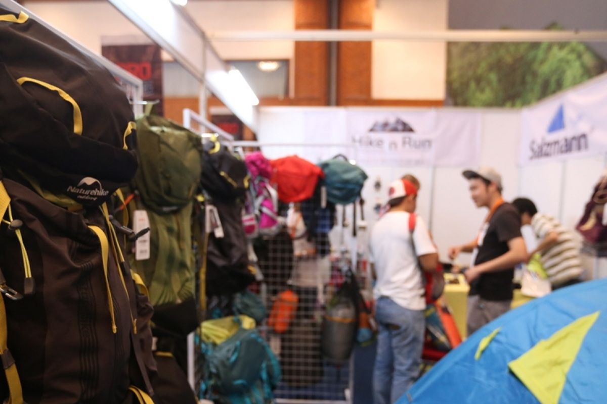 Berbagai macam produk-produk aktivitas alam bebas dijual pada acara Indonesia Outdoor Festival (Indofest) 2017 di Jakarta Convention Center (JCC), Senayan, Jakarta, Jumat (12/5/2017). Festival kegiatan alam bebas ini akan berlangsung hingga 14 mei mendatang dengan berbagai kegiatan seperti bazaar, talkshow, workshop, permainan ketangkasan dan kegiatan menarik lainnya.