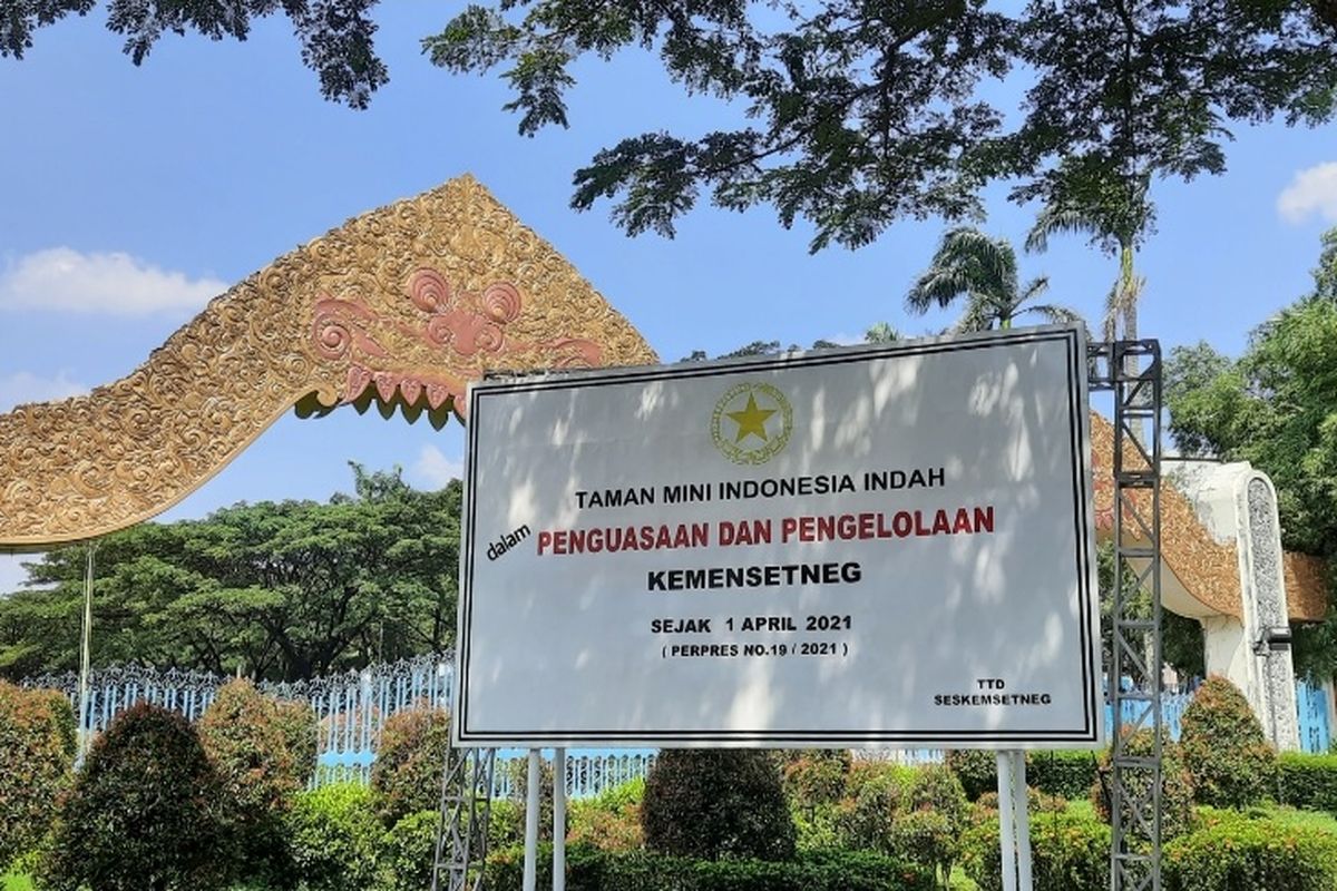 Plang pemberitahuan pengambilalihan Taman Mini Indonesia Indah (TMII) oleh negara telah berdiri di depan pintu gerbang utama.