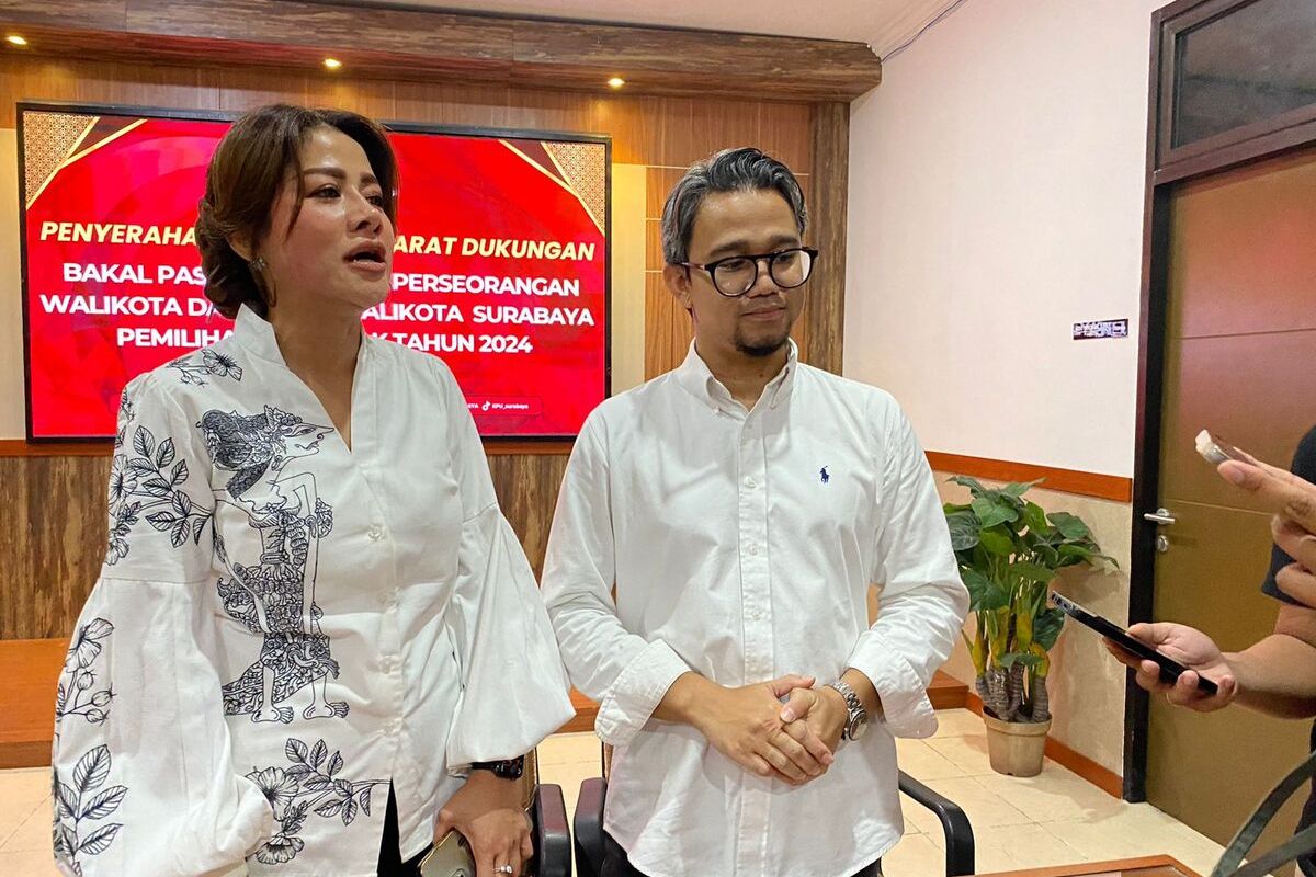 Asrilia (kiri) dan Satrio (kanan) mendaftarkan diri ikut Pilkada Surabaya 2024 pada Minggu (12/5/2024) malam. Pasangan ini mengambil jalur independen.