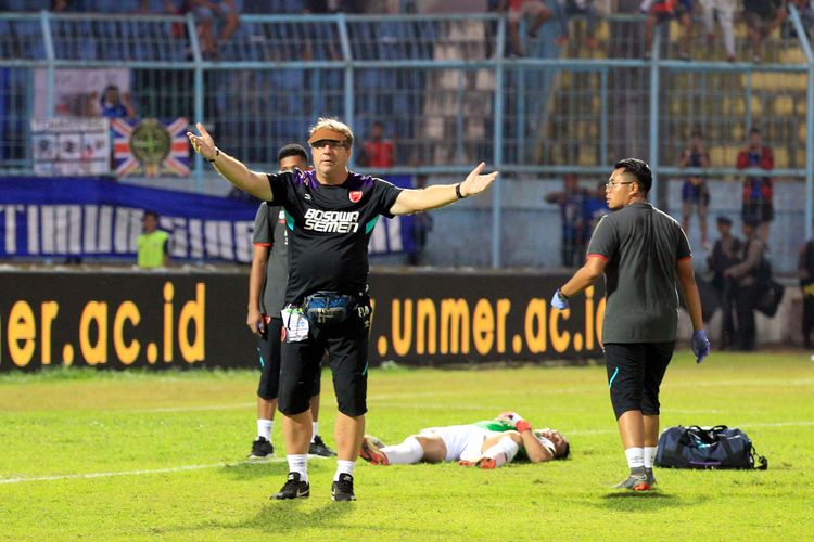 Pelatih PSM Makassar Robert Rene Albert melakukan protes saat lanjutan Liga 1 2018 Pekan 8 melawan Arema FC yang berakhir dengan skor 1-1 di Stadion Kanjuruhan Kabupaten Malang, Jawa Timur, Minggu (13/05/2018) sore.