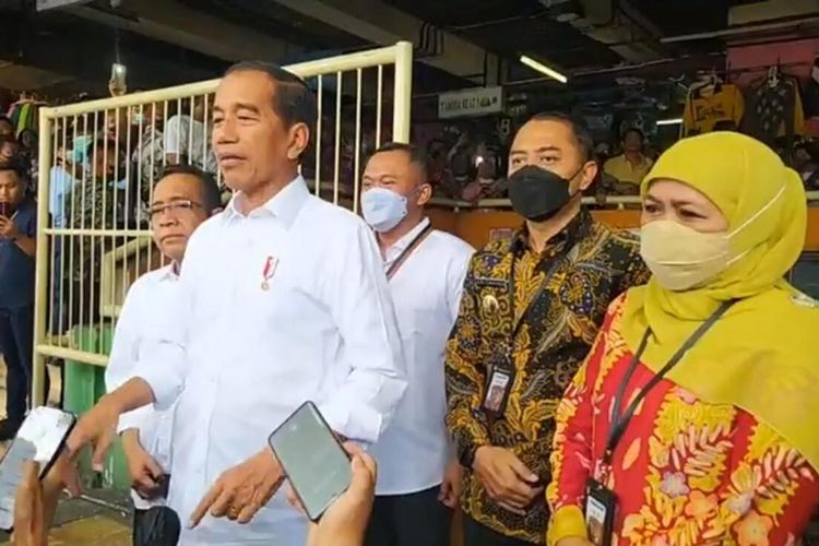 Presiden Jokowi cek harga Sembako di Pasar Wonokromo Surabaya, Sabtu (18/2/2023).