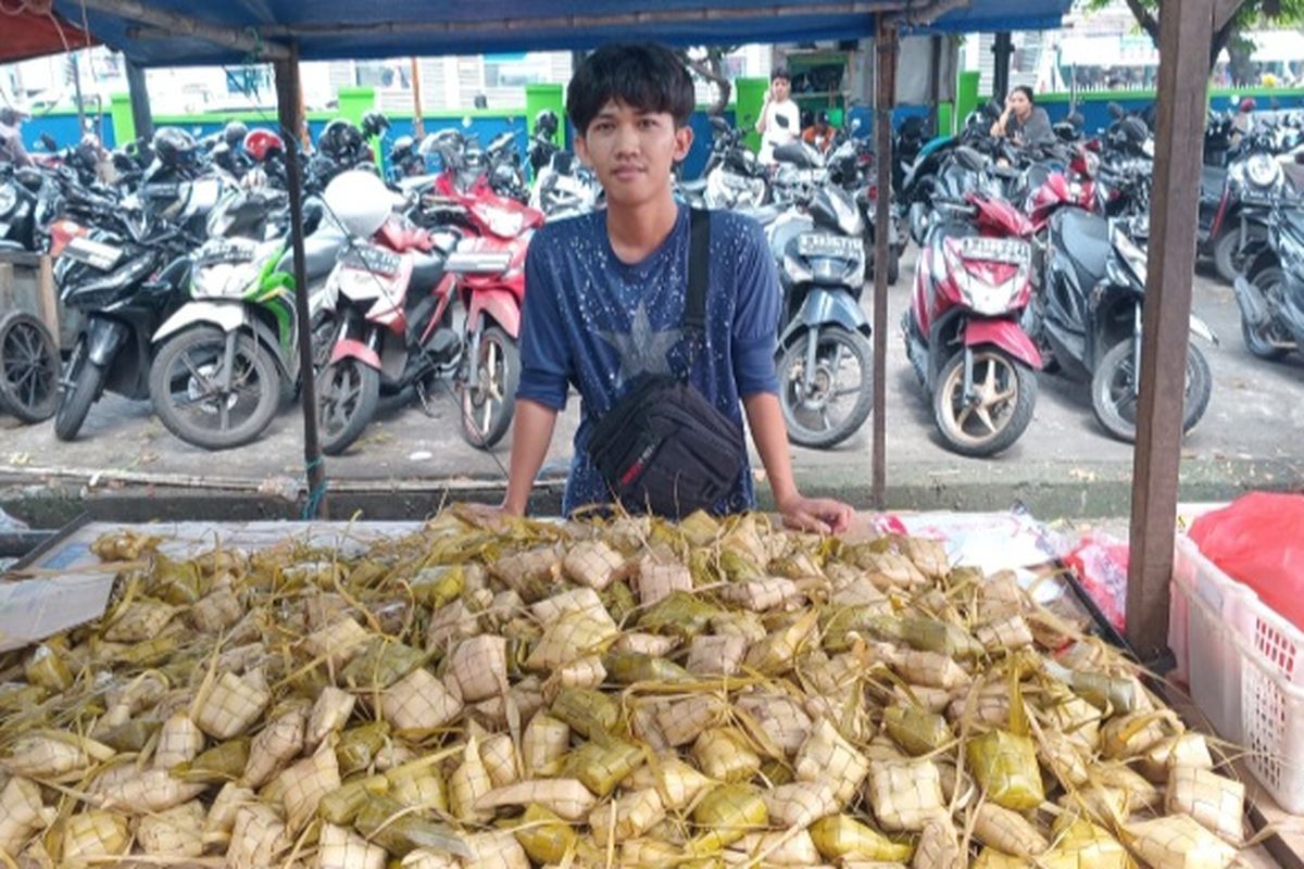 Thoriq, salah satu pedagang ketupat isi di Pasar Kramat Jati, saat ditemui Kompas.com di Pasar Kramat Jati, Selasa (9/4/2024). 
