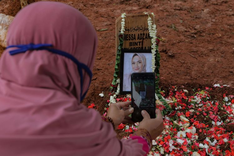 Warga ziarah ke makam Vanessa Angel dan Febri (Bibi) Andriansyah di Taman Makam Malaka, Pesanggrahan, Jakarta Selatan, Jumat (5/11/2021). Vanessa Angel dan Bibi Andriansyah meninggal dalam sebuah kecelakaan tunggal di Tol Jombang, Jawa Timur, Kamis (4/11/2021).