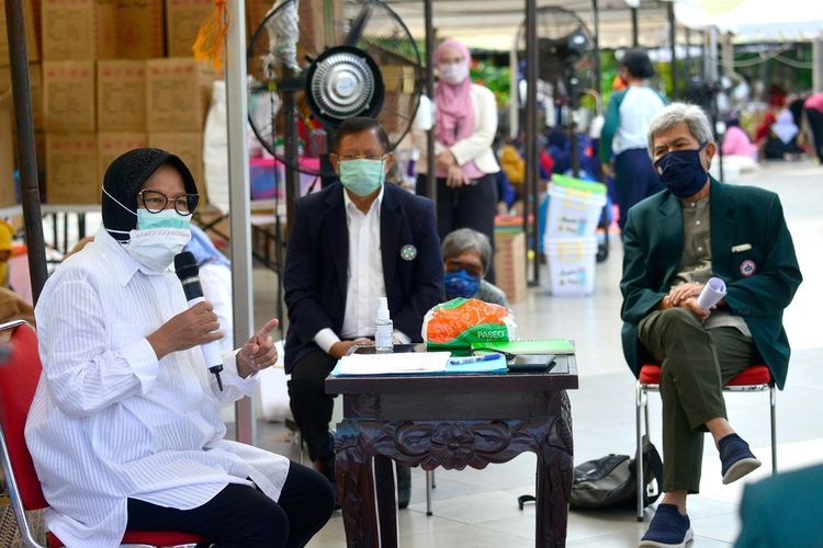 Wali Kota Surabaya Tri Rismaharini saat bertemu perwakilan Ikatan Dokter Indonesia (IDI) Surabaya dan Perhimpunan Rumah Sakit Seluruh Indonesia (Persi) Jawa Timur di halaman Balai Kota Surabaya, Senin (11/5/2020).