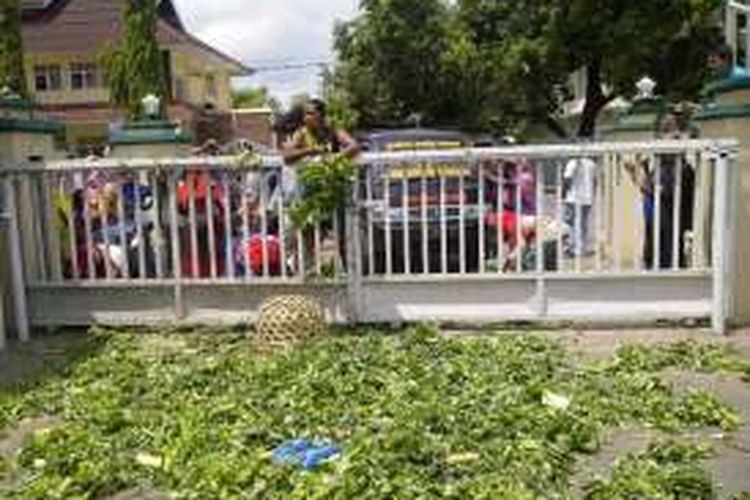 Para pedagang ini melampiaskan rasa kekecewaan dengan melempari keranjang  yang berisi ketimun, terong dan sayur-mayur  ke arah petugas saat mengamankan situasi didalam halaman kantor wali kota Bima, Rabu (28/9/2016). 