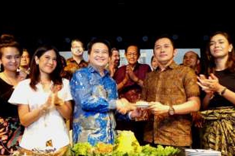 Sutradara Hanung Bramantyo bersama para pemain film Kartini saat prosesi potong tumpeng di XXI Djakarta Theatre, Thamrin, Jakarta Pusat, Kamis (14/7/2016).