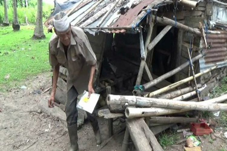 Kakek Borahima menyulap tumpukan pelepah kepala jadi gubuknya. Sudah belasna tahun hidup sebatangkara di Dusun Garassi, Desa Nepo, Kecamatan Wonomulyo Polewlai Mandar, Sulawesi Barat. Untuk bertahan hiduip Borahima mencari kelapa yang jatuh di kebun warga untuk dijual dna ditukar beras.