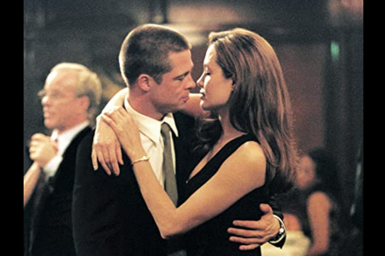 Angelina Jolie dan Brad Pitt di salah satu adegan film Mr. & Mrs. Smith