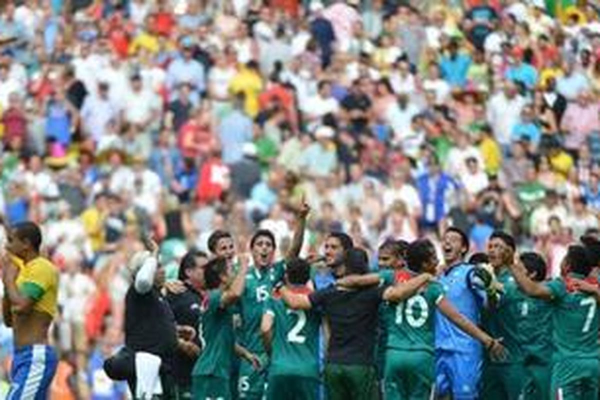 Para pemain Meksiko merayakan kemenangan 2-1 atas Brasil di final cabang sepak bola putra Olimpiade 2012, Sabtu (11/8/2012). Di latar belakang ribuan orang menyesaki tribun. Jumlah penonton pertandingan ini menjadi rekor penonton Olimpiade.