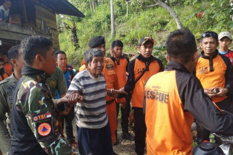 Kakek Hedding (72) berhasil ditemukan petugas gabungan di tengah hutan yang dianggap angker oleh warga Kabupaten Soppeng, Sulawesi Selatan. Rabu, (3/1/2018).