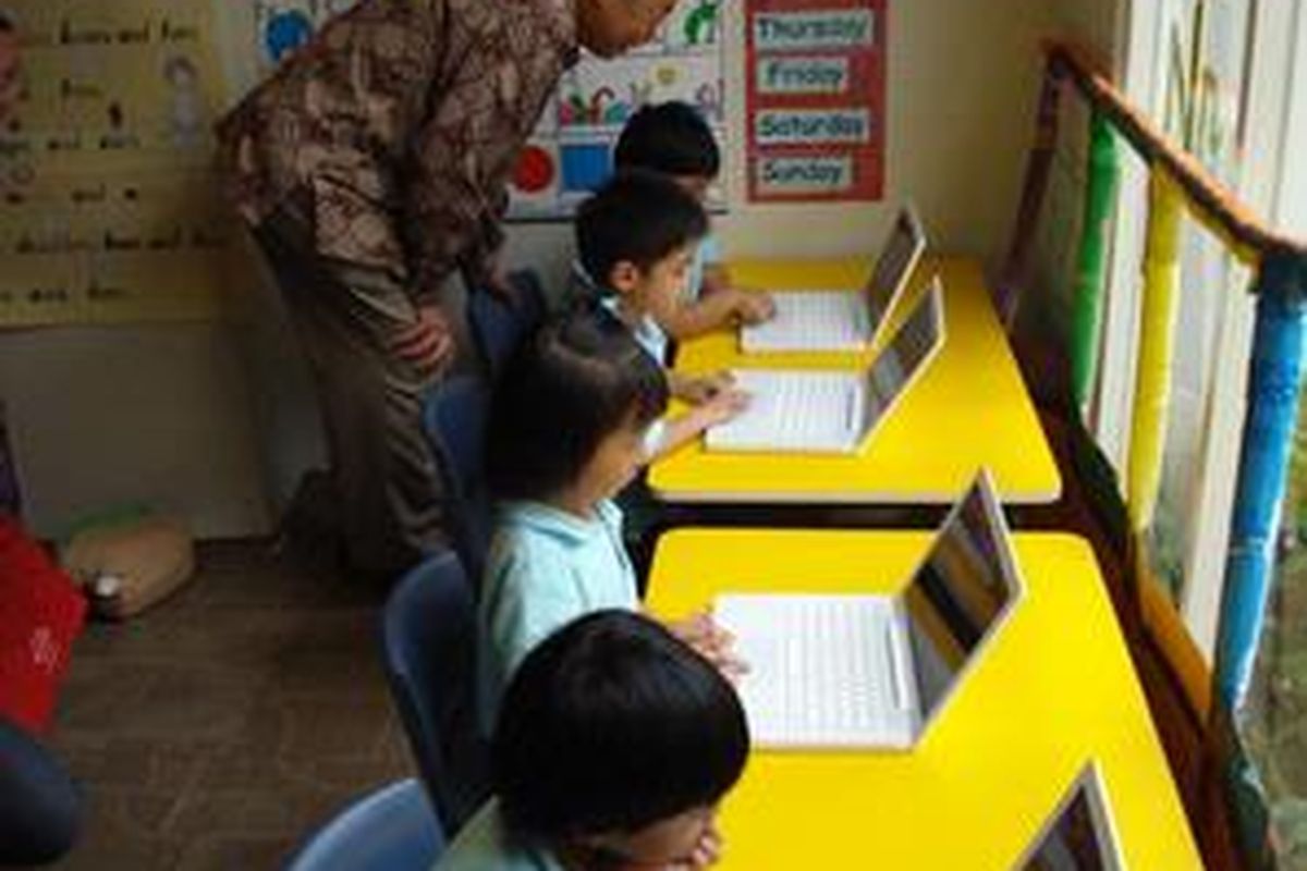 Ilustrasi: Bahasa Indonesia digantikan sepenuhnya dengan Bahasa Inggris, alhasil siswa kian tenggelam pada bahasa kedua itu. Akibatnya, perlahan siswa menjauh dan tidak punya kebanggaan lagi terhadap bahasa nasionalnya sendiri 