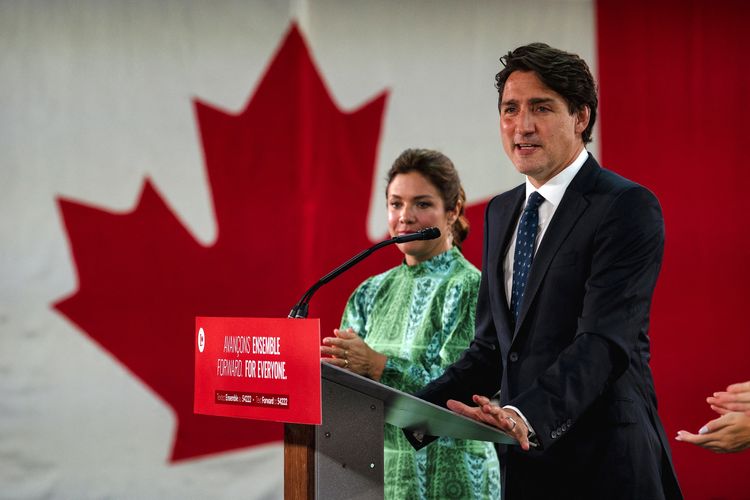 Perdana Menteri Kanada Justin Trudeau, didampingi istrinya Sophie Gregoire-Trudeau, memberikan pidato kemenangan setelah pemilu di Fairmount Queen Elizabeth Hotel, Quebec, pada 21 September 2021. Trudeau kembali ke kekuasaan setelah memenangkan pemilu, tetapi pemerintahannya gagal mencapai mayoritas.