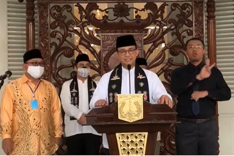 Gubernur DKI Anies Baswedan saat konferensi pers di Balai Kota DKI, Jumat (22/5/2020). Anies meminta umat Muslim di Jakarta menggelar takbiran dan shalat Id di rumah saja pada Idul Fitri mendatang.  