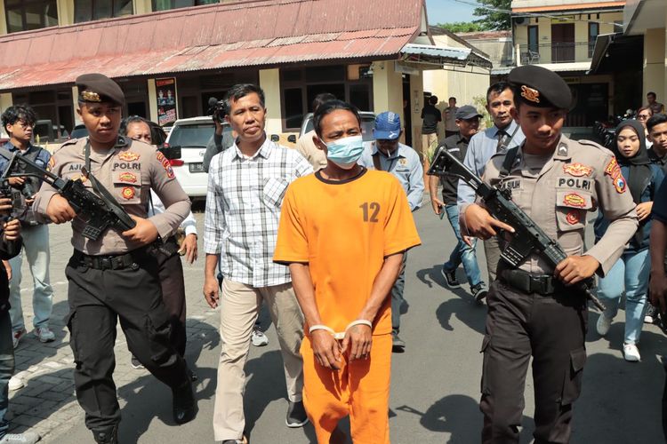 Tersangka ST diamankan polisi, Selasa (22/10/2024). 