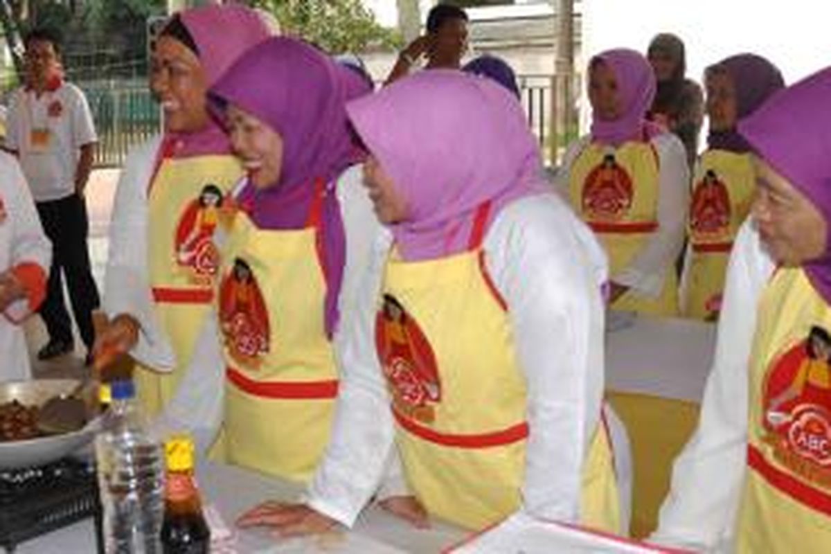 ABC Dapur Peduli mengajak ibu memasak bersama untuk menyiapkan hidangan buka puasa untuk dhuafa.