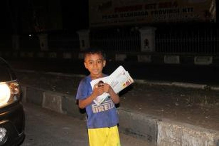 Rando (5) Bocah asal Maulafa, Kota Kupang, Nusa Tenggara Timur (NTT) nekat menjual koran di bundaran kantor Gubernur NTT hingga tengah malam