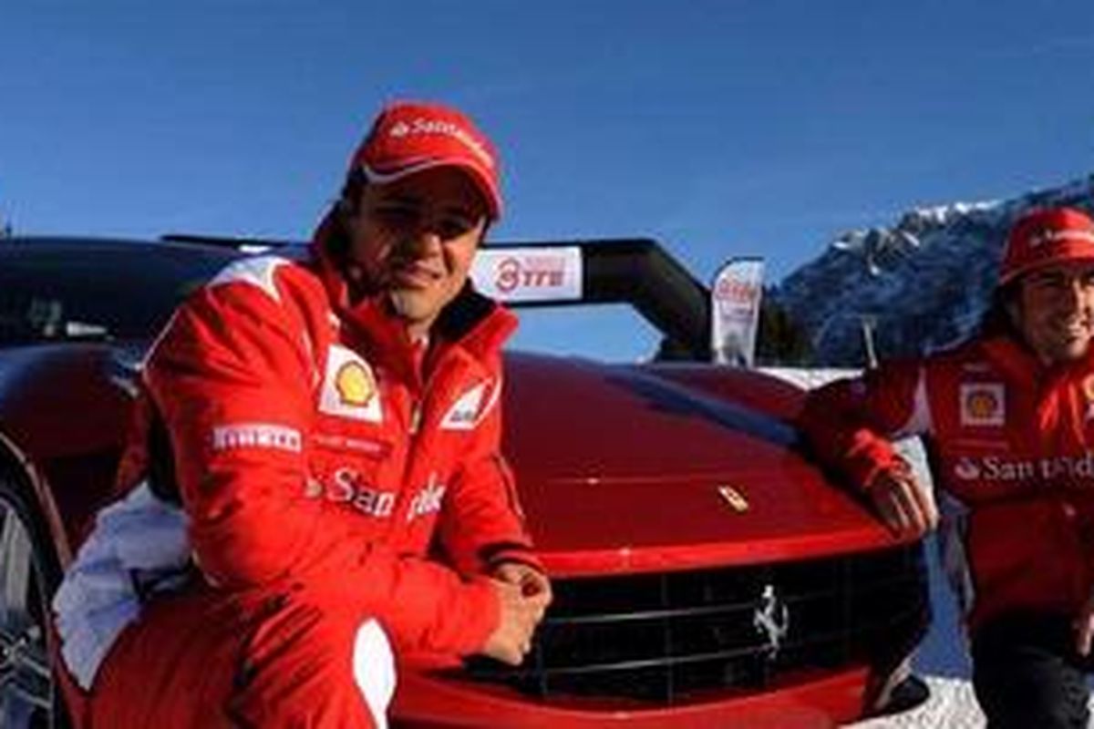 Pebalap Ferrari, Felipe Massa (kiri), dan Fernando Alonso, berpose bersama di acara Wrooom.