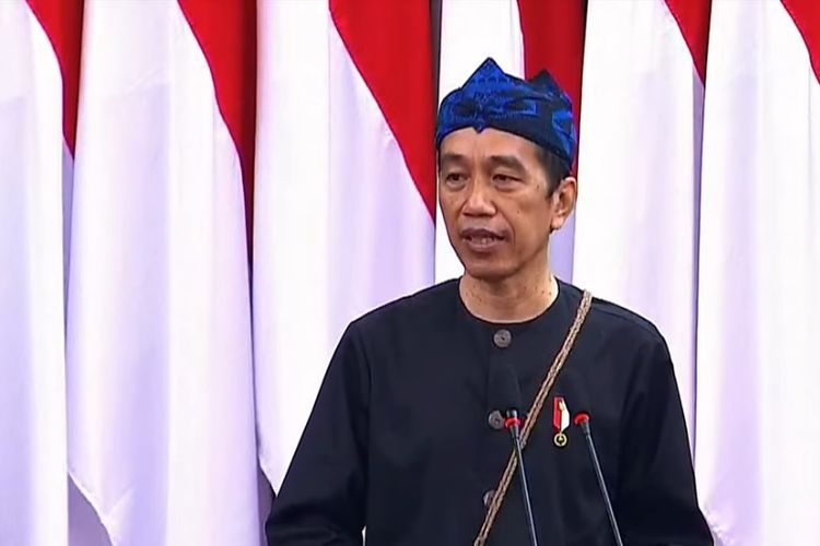 Presiden Joko Widodo mengenakan pakaian adat orang Kanekes atau Suku Badui saat menyampaikan pidato kenegaraan dalam Sidang Bersama DPD dan DPR, Senin (16/8/2021).