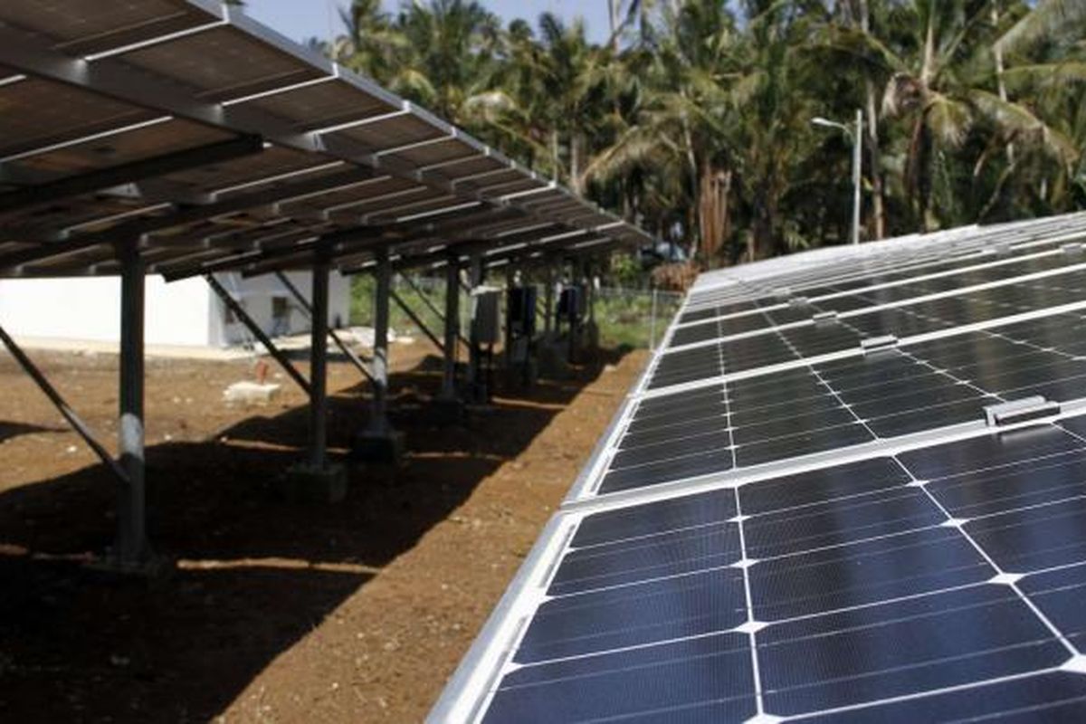 Konfigurasi panel surya pada system Pembangkit Listrik Tenaga Surya di pulau Kawaluso, Sangihe, Sulawesi Utara.