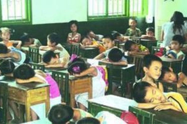 Sebuah sekolah di kota Yueyang, China menerapkan aturan unik yaitu menarik uang 1 yuan atau sekitar Rp 2.000 dari setiap siswa agar mereka bisa tidur siang di saat istirahat.