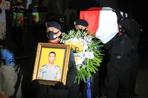 Duka Keluarga Polisi yang Gugur dalam Baku Tembak dengan KKB, Nyaris Pingsan Lihat Jenazah Bharatu Anumerta Komang