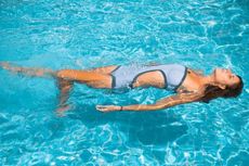 Kiat Menghindari Kerusakan Kulit akibat Berenang 
