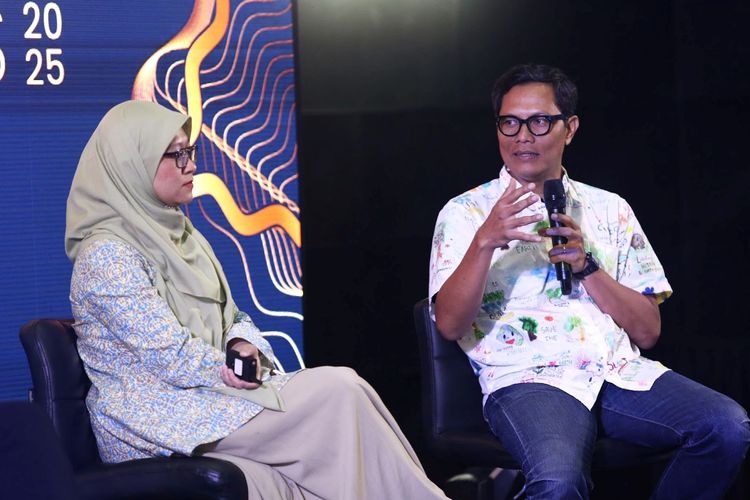VP Sustainability Wisnu Nugroho (kanan) dan Senior Manager EY Indonesia Climate Change and Sustainability Services Ika Merdekawati (tengah) dalam Lestari Forum di Studio 2 Menara Kompas, Jakarta Pusat (27/02/2025).